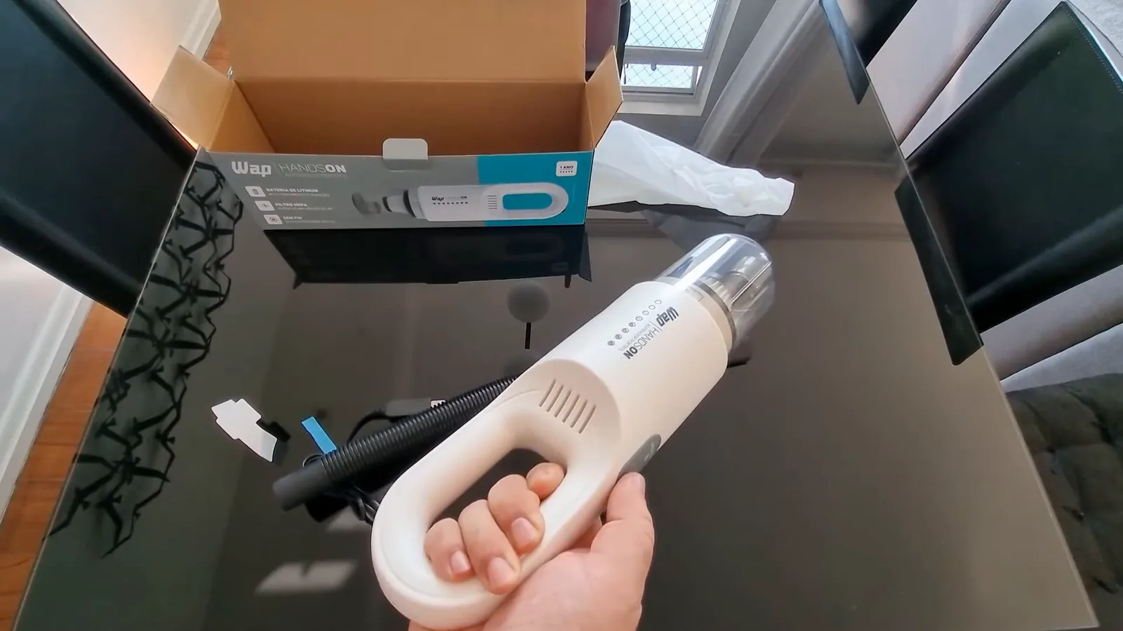 Aspirador de pó portátil WAP Handson ligado sendo manuseado