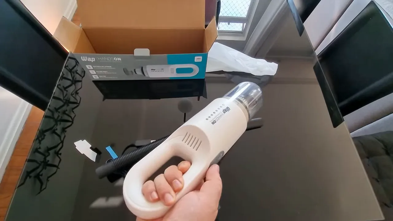 Aspirador portátil ligado em mãos demonstrando funcionamento e estrutura compacta
