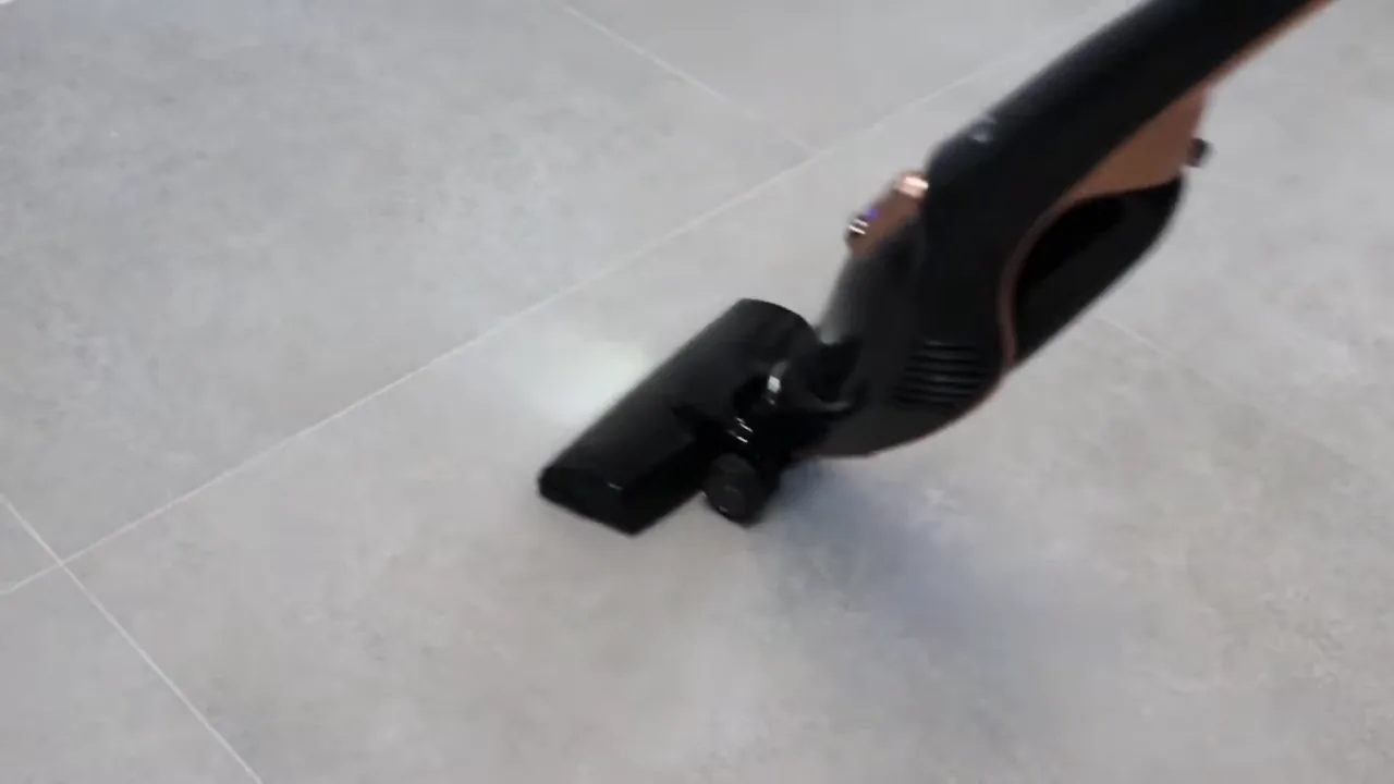 Aspirador Oster Duo Clean deslizando e limpando piso frio