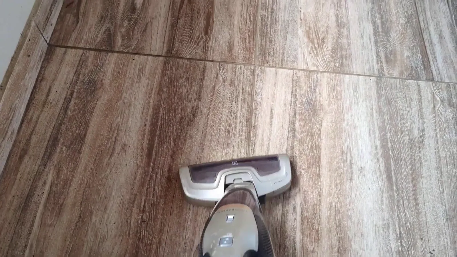 Aspirador vertical Electrolux higienizando piso cerâmico com luz LED acesa