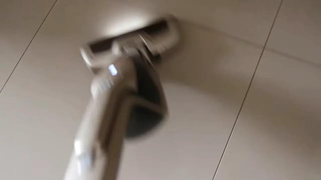 Aspirador vertical Electrolux limpando piso frio com iluminação frontal LED