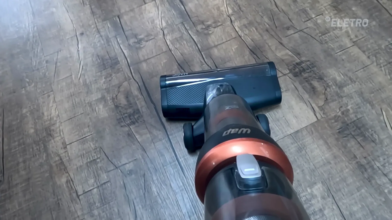 Aspirador vertical WAP Magic limpando piso laminado de madeira