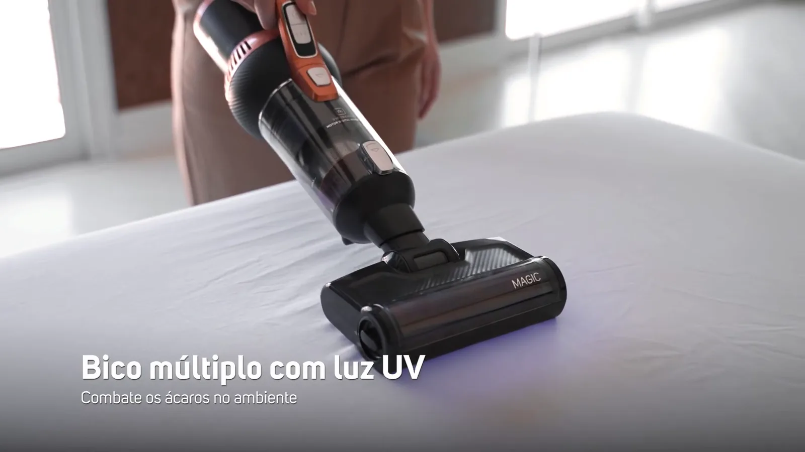 Bocal com luz UV higienizando tecido de colchão em modo portátil