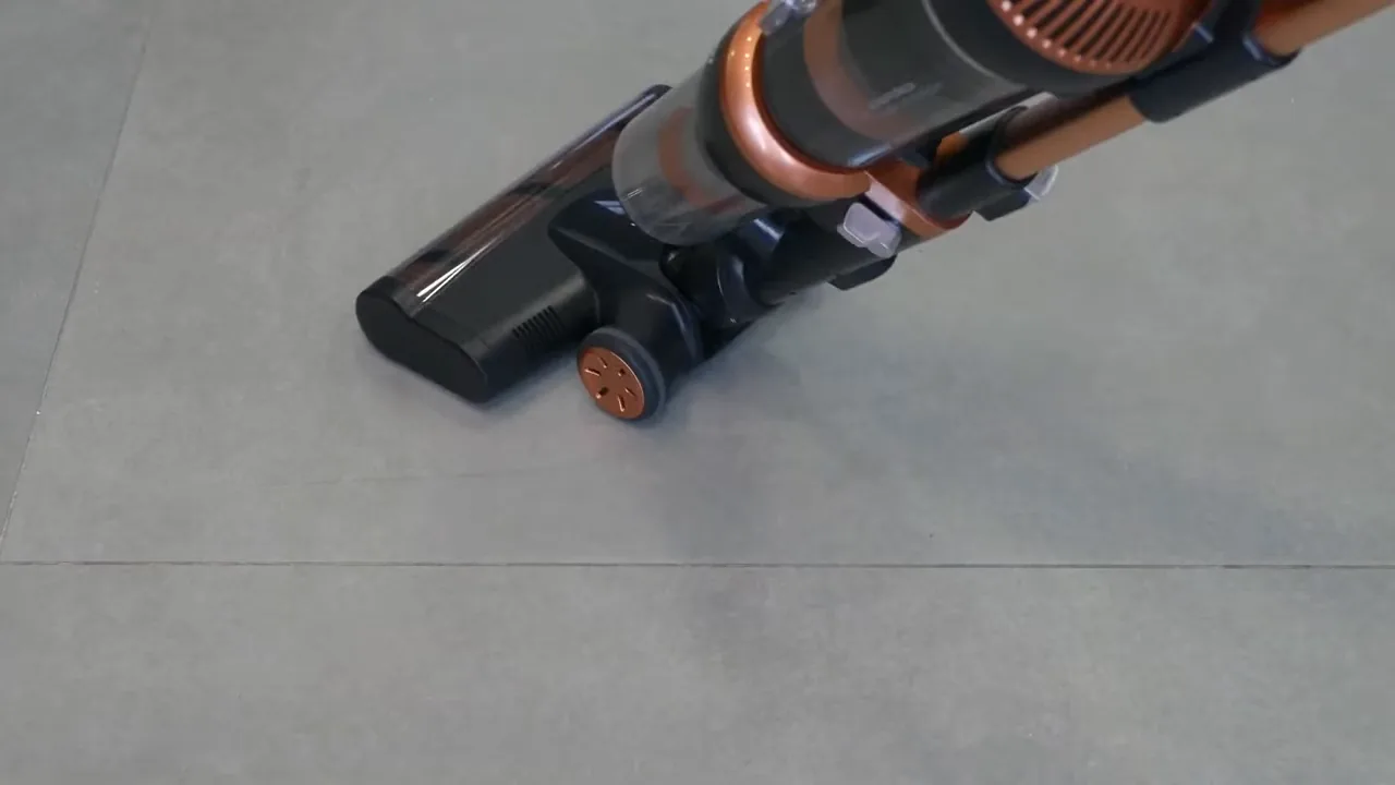 Aspirador vertical deslizando e manobrando suavemente sobre o piso