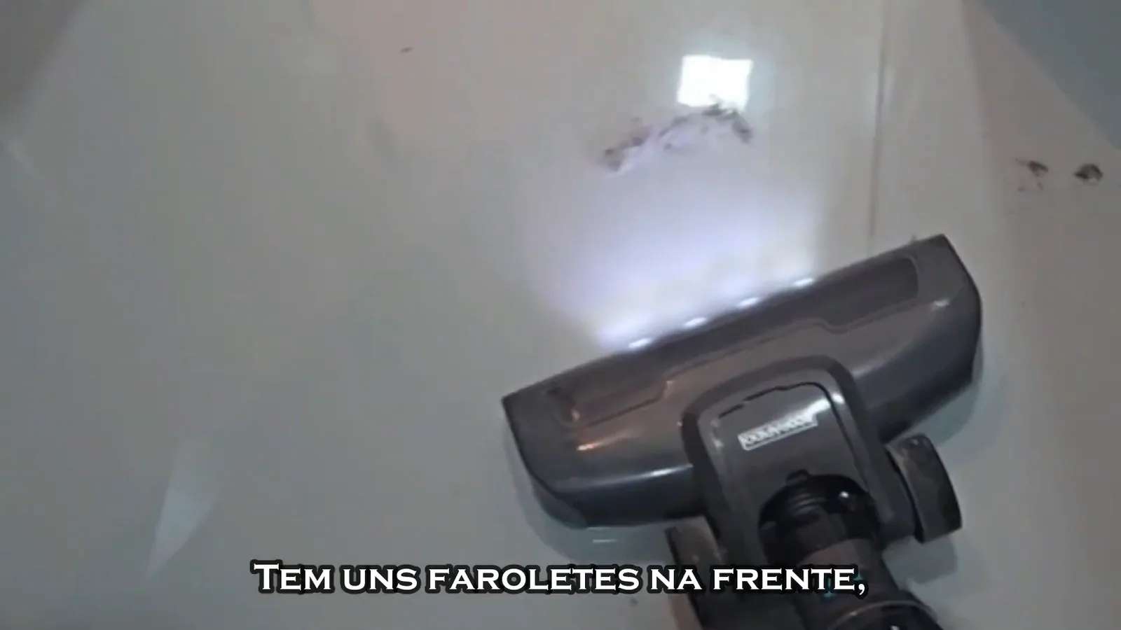 Iluminação frontal em LED destacando sujeira no piso durante aspiração
