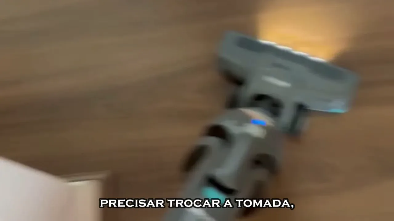 Aspirador vertical WAP Eco Rápido limpando piso laminado sem fio