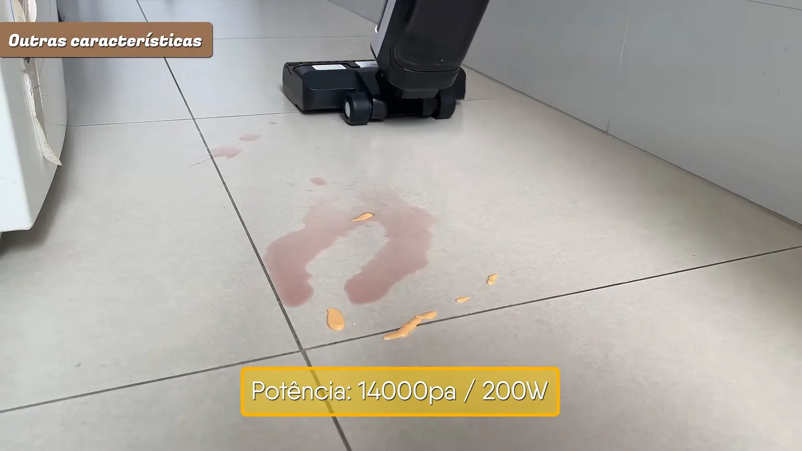 Aspirador vertical Liectroux i7 Pro limpando líquidos derramados no piso