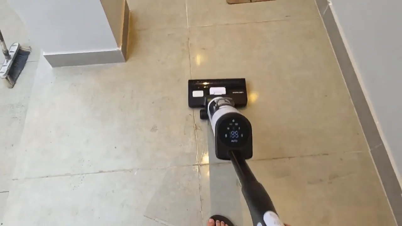 Liectroux i7 Pro removendo sujeira incrustada em piso cerâmico claro