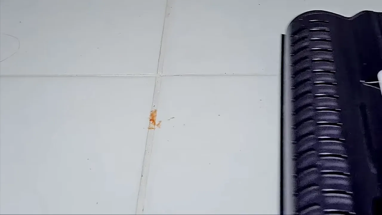 Aspirador removendo sujeira pastosa e mancha de ketchup no piso cerâmico