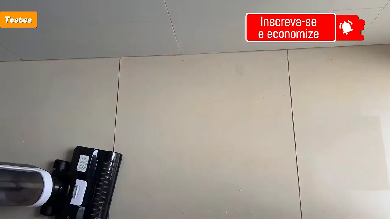Aspirador vertical removendo sujeira sólida e líquida em passada única