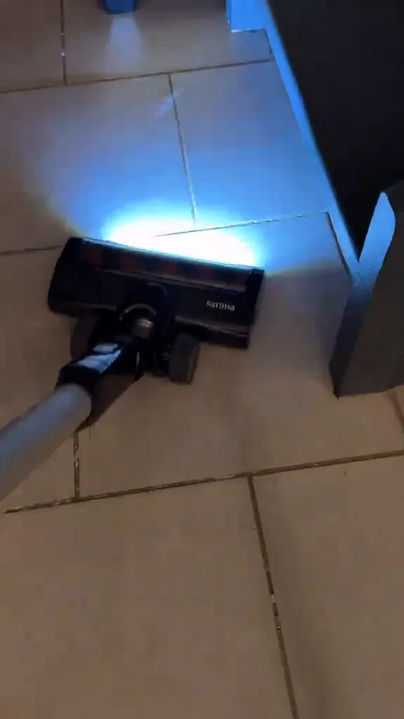Bocal com iluminação LED aspirando piso frio de cerâmica