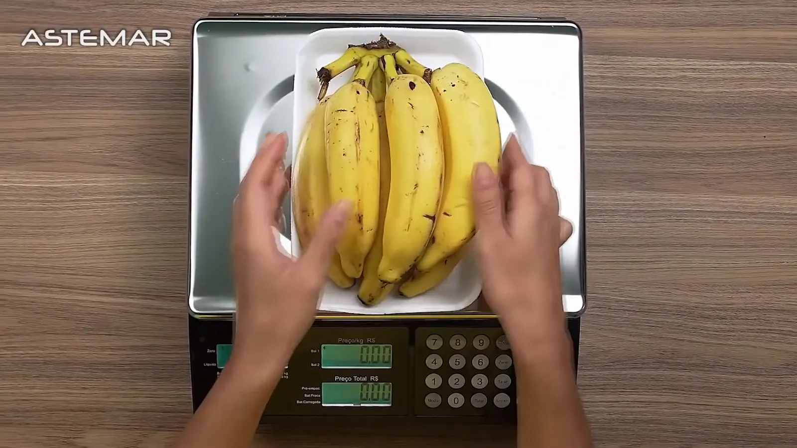 Bandeja de bananas sendo posicionada na balança Toledo Prix 3 Fit