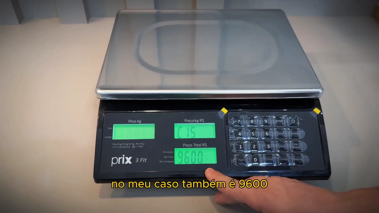 Visor digital com iluminação verde exibindo os parâmetros de configuração