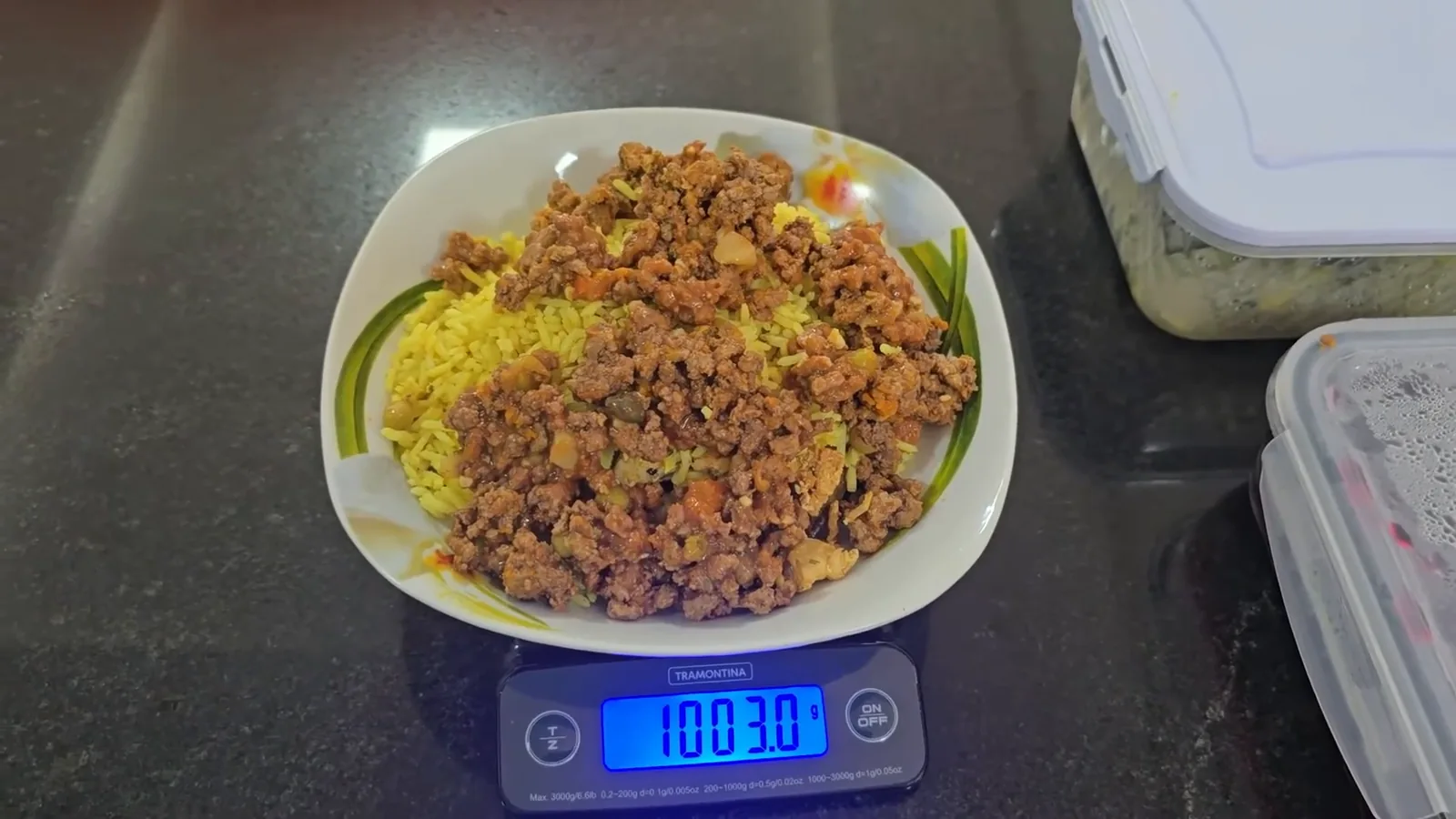 Visor digital indicando o peso acumulado dos alimentos no prato