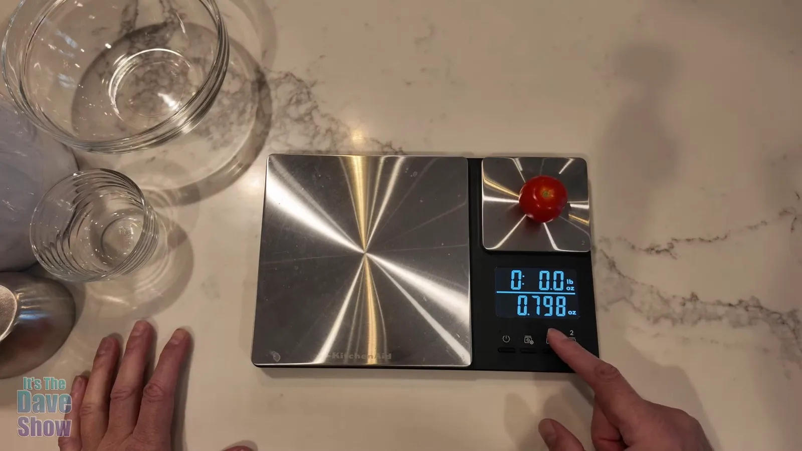 Balança digital KitchenAid medindo alimento com alta precisão na plataforma menor