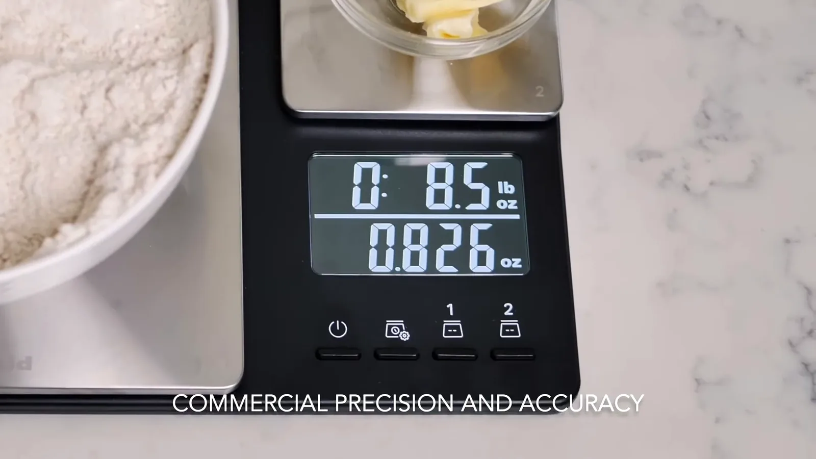 Balança digital KitchenAid medindo ingredientes em duas plataformas simultâneas