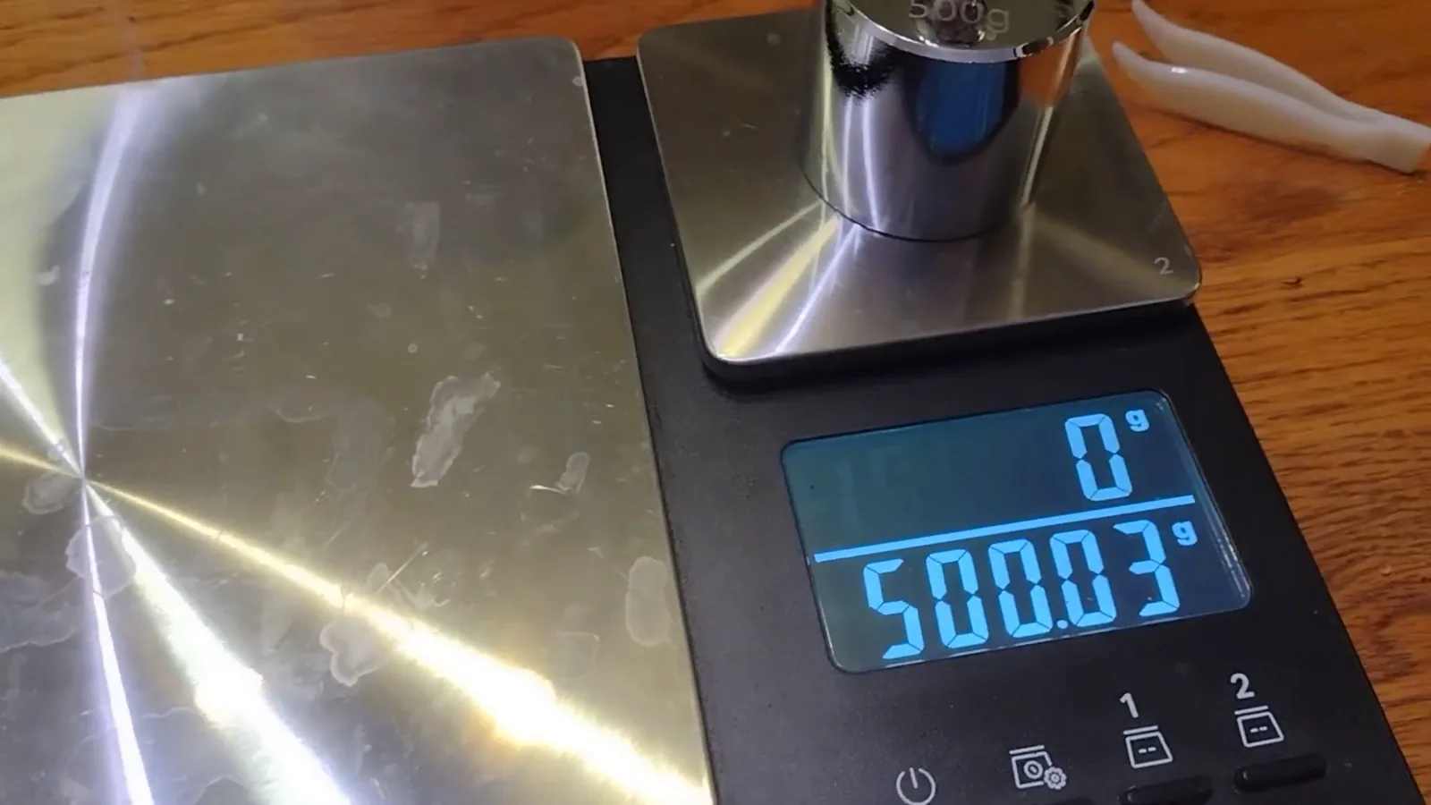 Balança KitchenAid exibindo pesagem de precisão na plataforma menor de inox