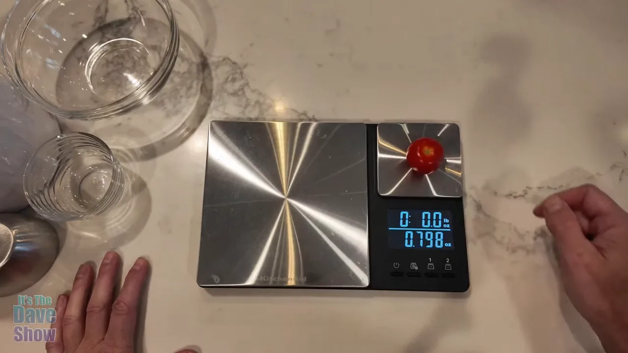 Balança digital KitchenAid aferindo ingrediente com alta precisão na plataforma menor
