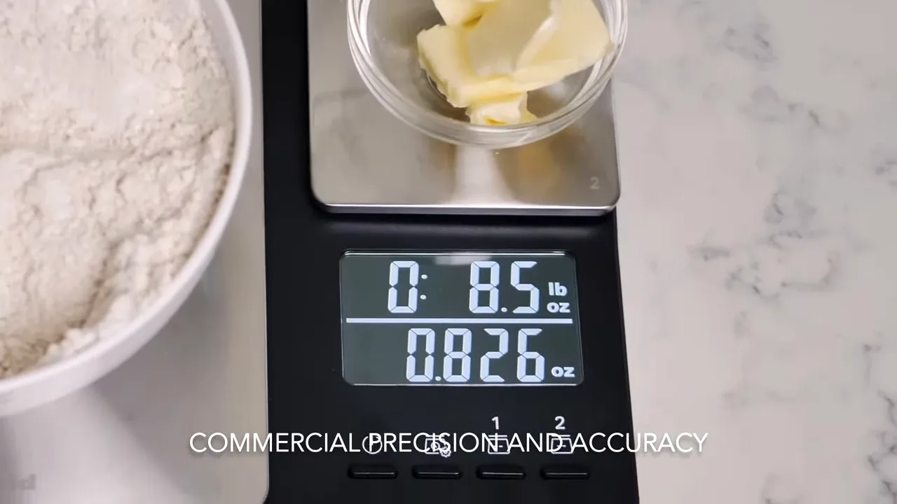 Pesagem simultânea de ingredientes na balança KitchenAid com duas plataformas