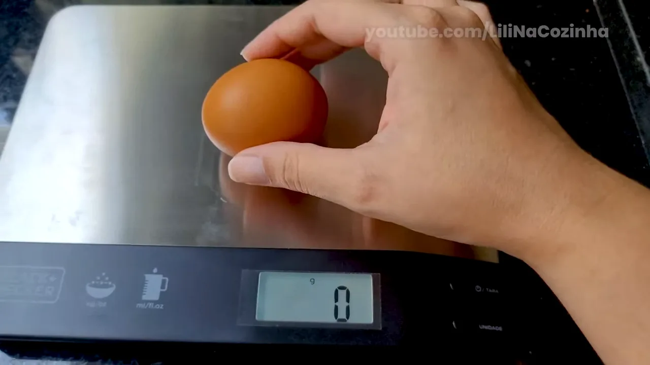 Pesagem direta de ingrediente na plataforma da balança digital de cozinha