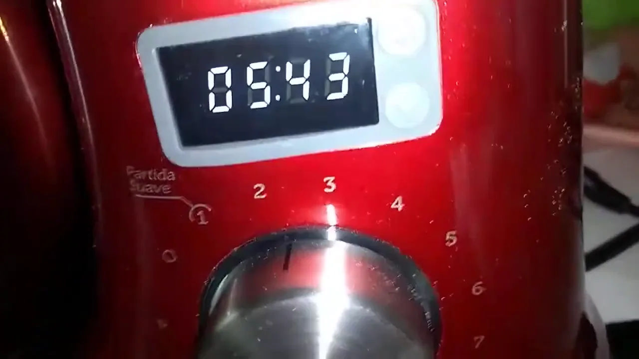 Painel com timer digital e seletor de velocidades da batedeira Oster