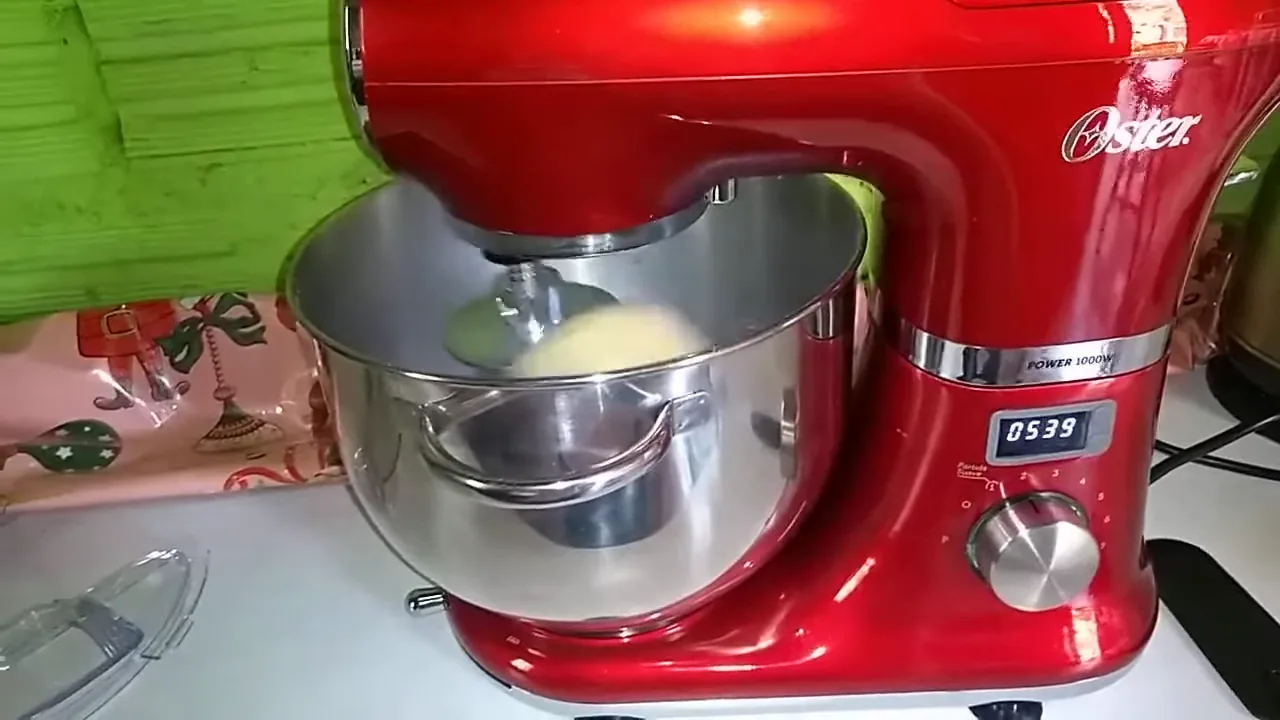 Batedeira planetária Oster Digital sovando massa de pão com estabilidade