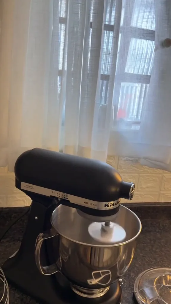 Estrutura metálica da batedeira KitchenAid Artisan com batedor em rotação