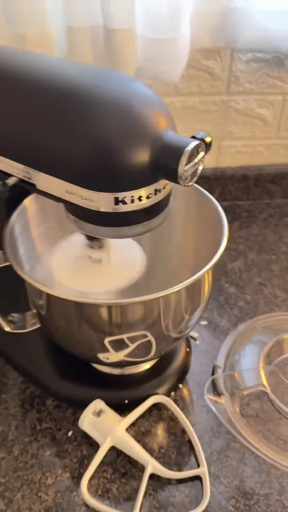 Batedor girando em alta velocidade dentro da tigela de inox KitchenAid