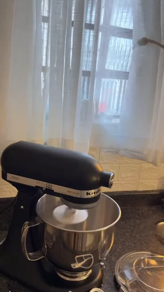 Batedeira KitchenAid Artisan operando com movimento planetário na bancada da cozinha