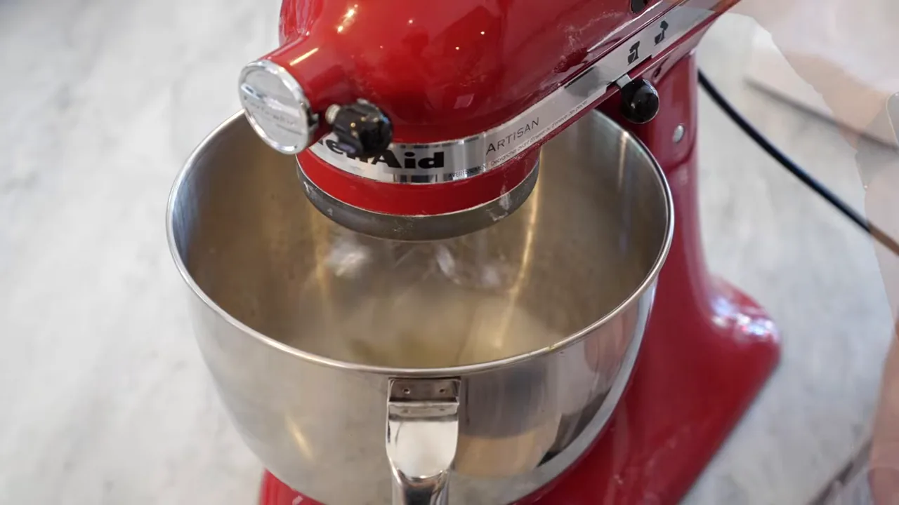 Batedeira KitchenAid batendo merengue em alta velocidade na tigela