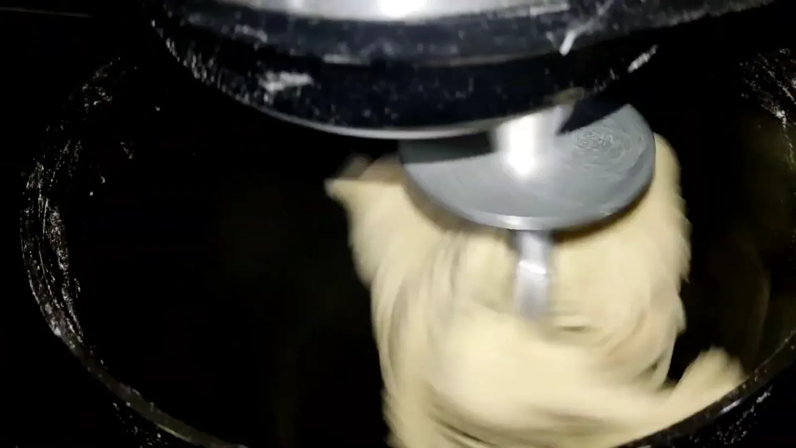 Gancho da batedeira sovando massa pesada de pão