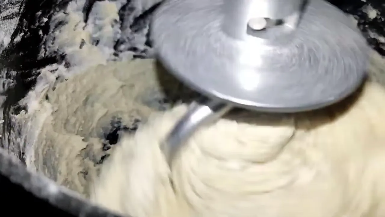 Movimento do batedor gancho sovando massa de pizza