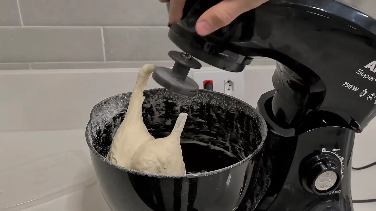 Batedeira Arno Super Chef sovando massa pesada com gancho