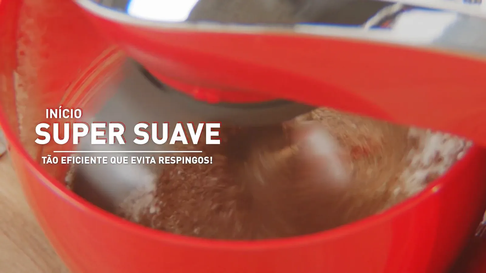 Batedeira Arno Super Chef misturando ingredientes secos na tigela