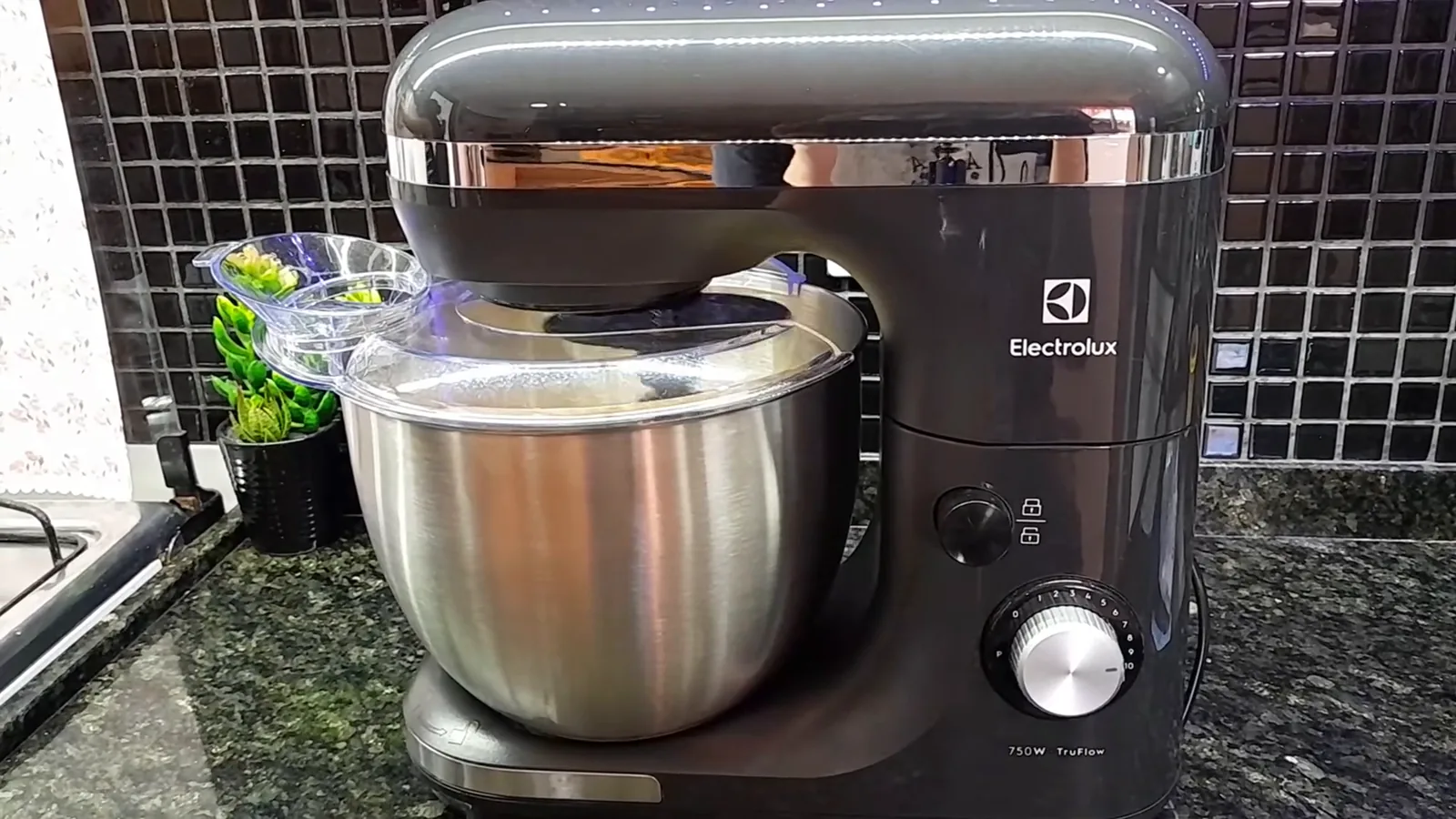Batedeira planetária Electrolux batendo massa de bolo na bancada da cozinha