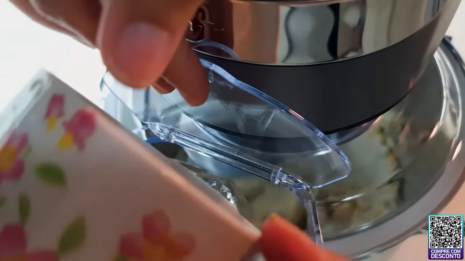 Ingredientes sendo adicionados pelo bocal da tampa durante o preparo
