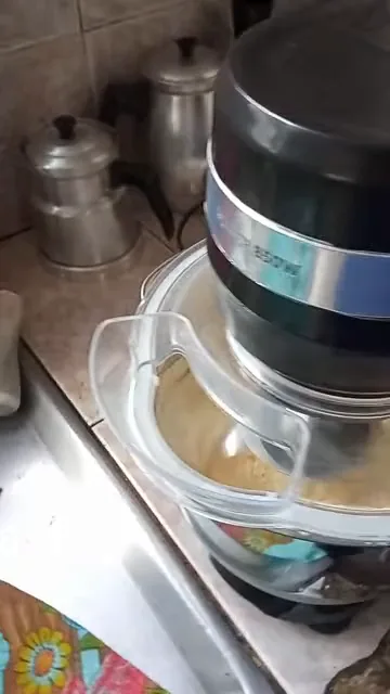 Batedeira planetária Oster misturando massa homogênea na tigela de inox