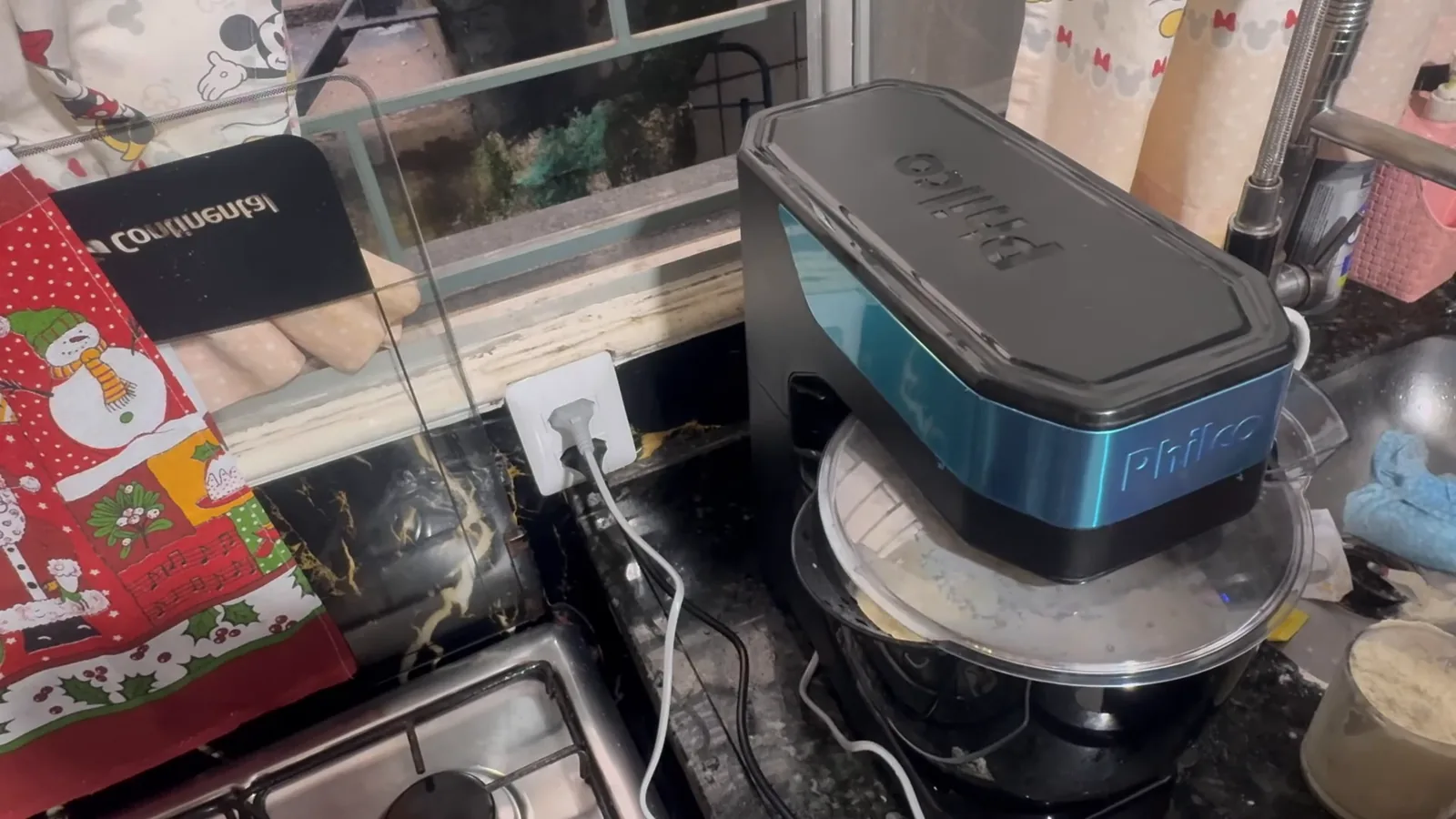 Batedeira planetária Philco Concept Turbo em funcionamento misturando ingredientes
