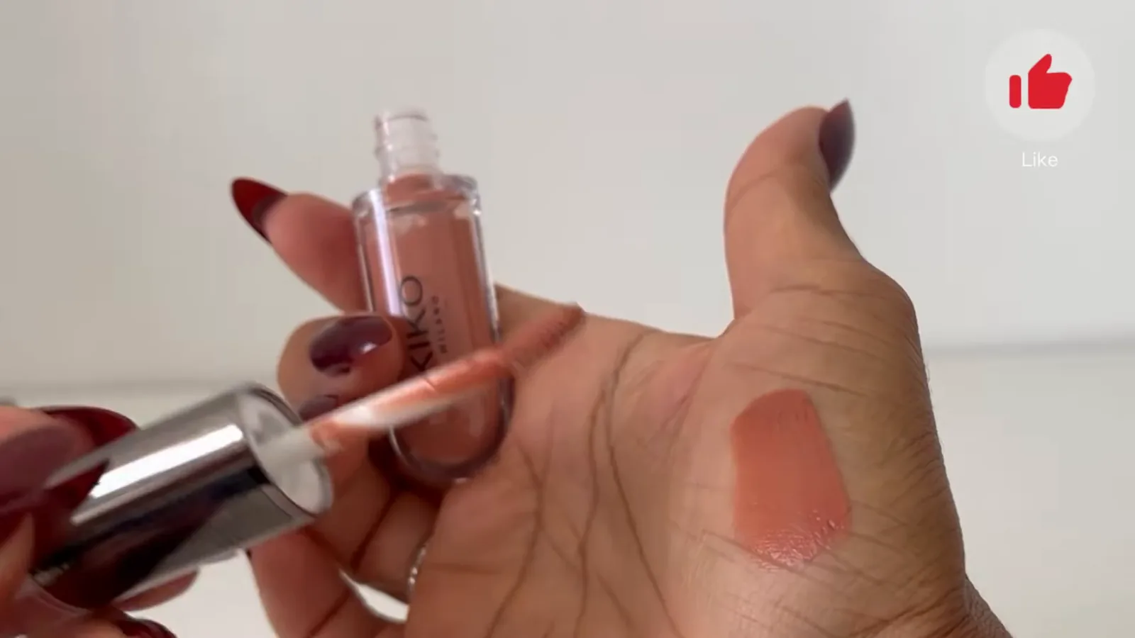 Aplicação da base colorida do batom líquido na pele