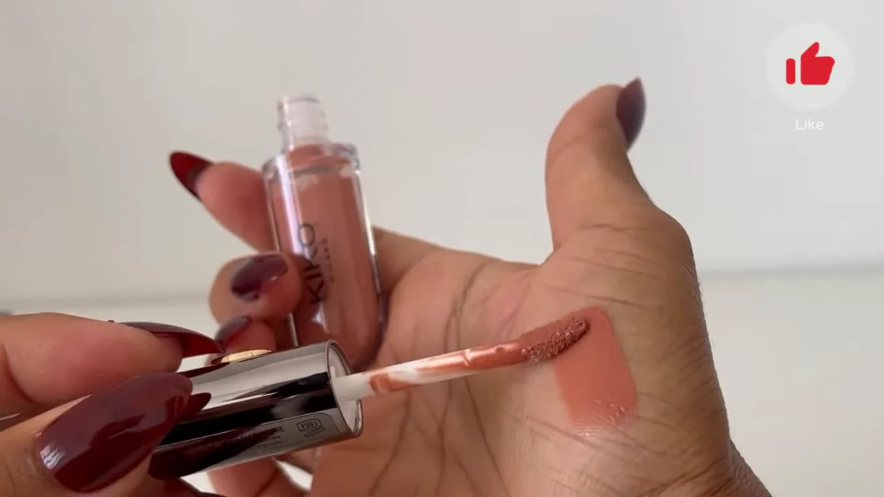 Aplicação da base colorida do batom líquido na pele da mão
