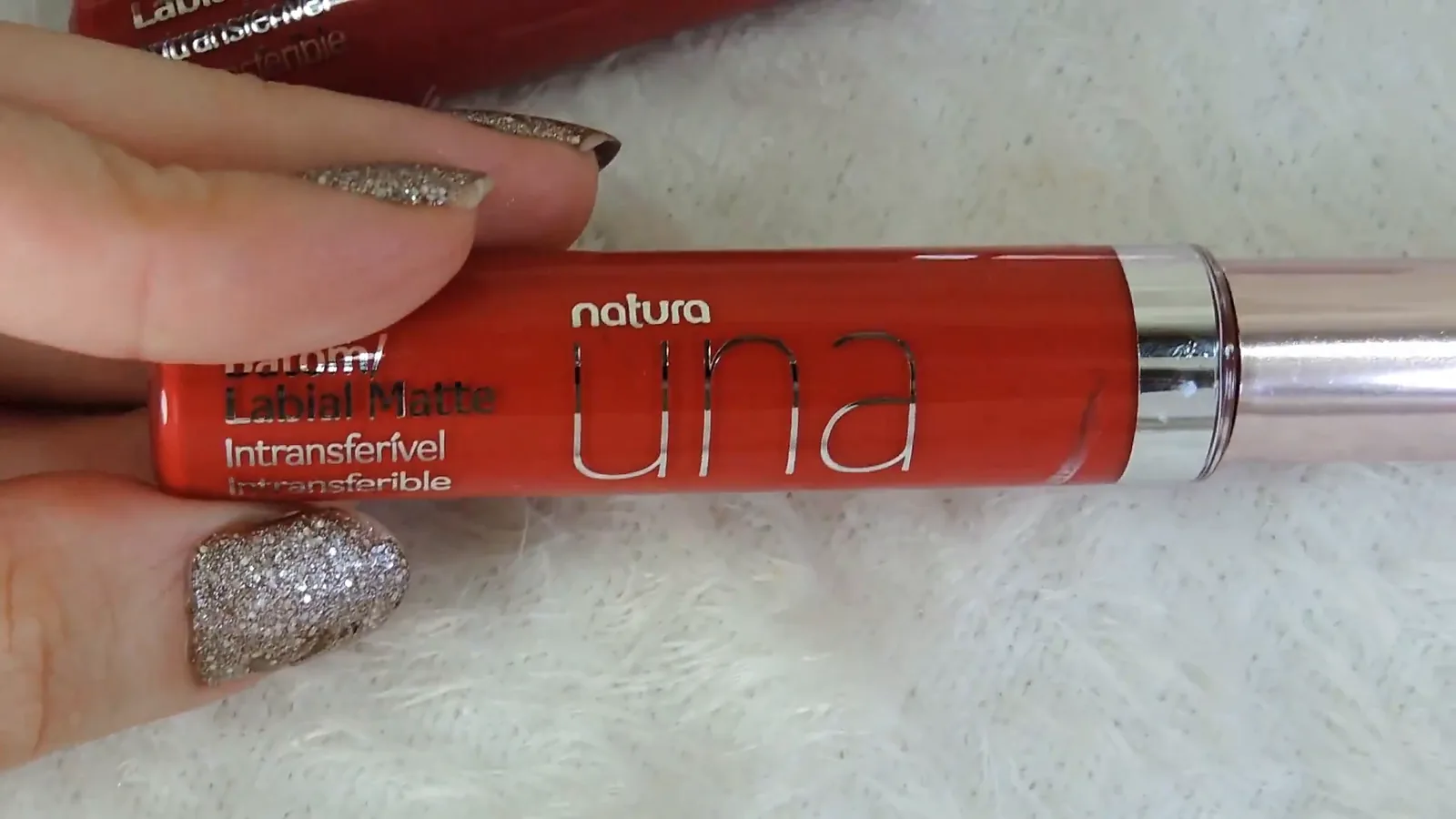 Tubos do batom líquido matte intransferível Natura Una alinhados