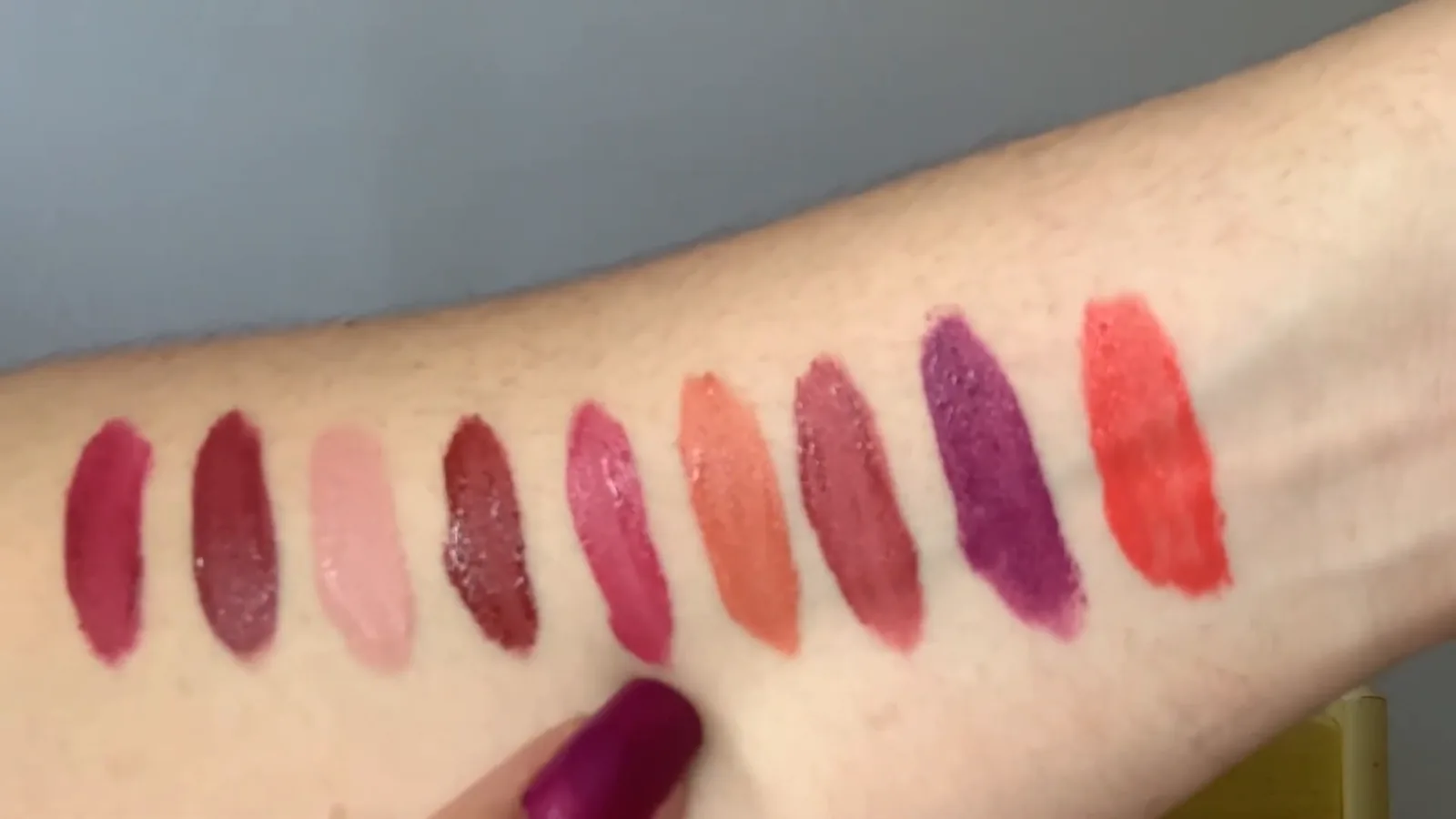Amostras das cores do batom líquido matte aplicadas no braço