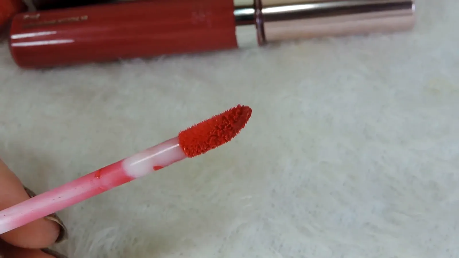 Aplicador aveludado com fórmula em mousse do batom Natura Una