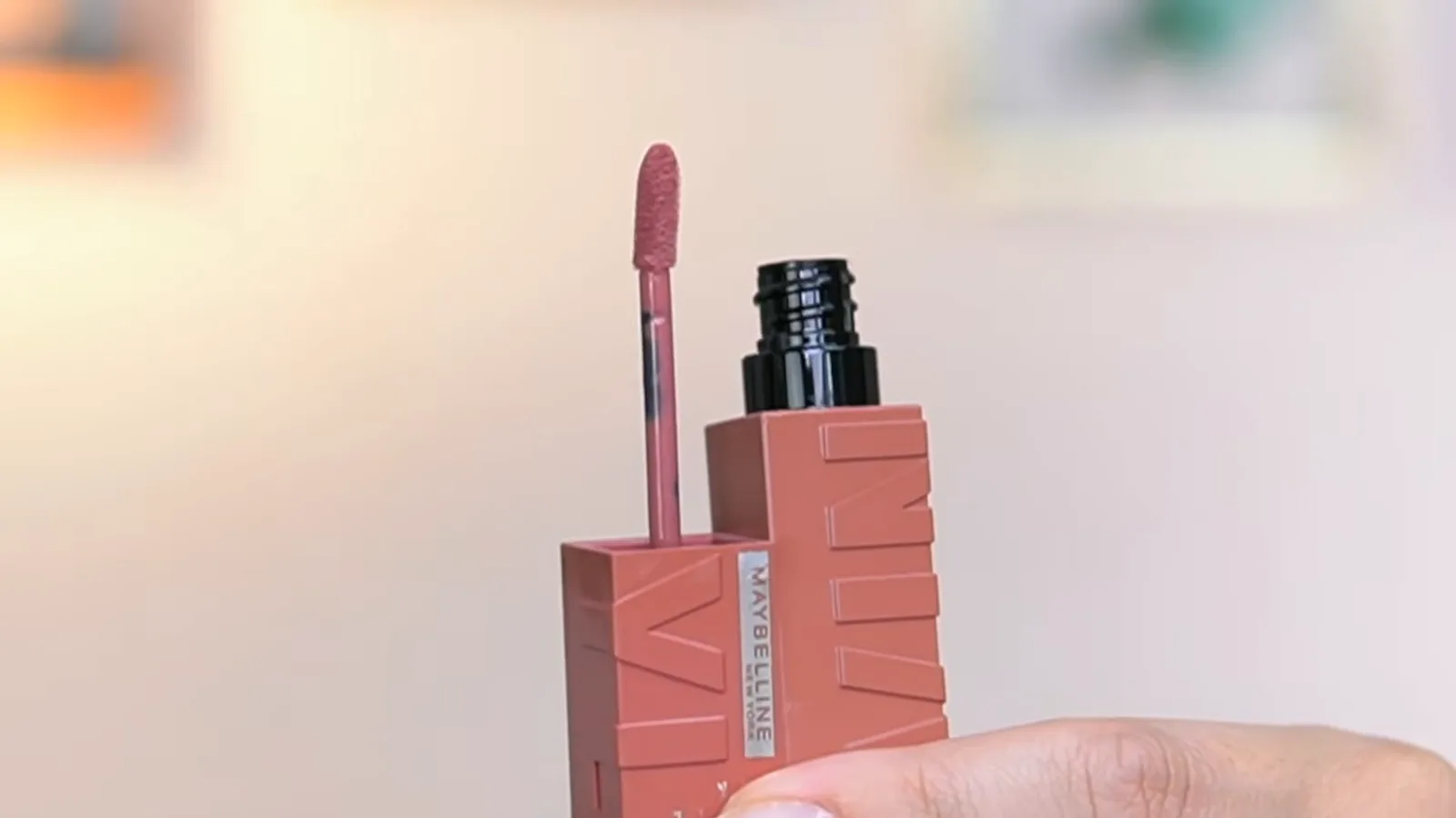 Aplicador com ponta flocada do batom Maybelline SuperStay Vinyl Ink