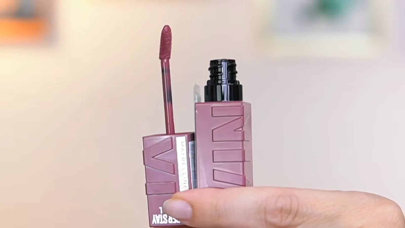 Detalhe do aplicador e frasco aberto do Maybelline Vinyl Ink