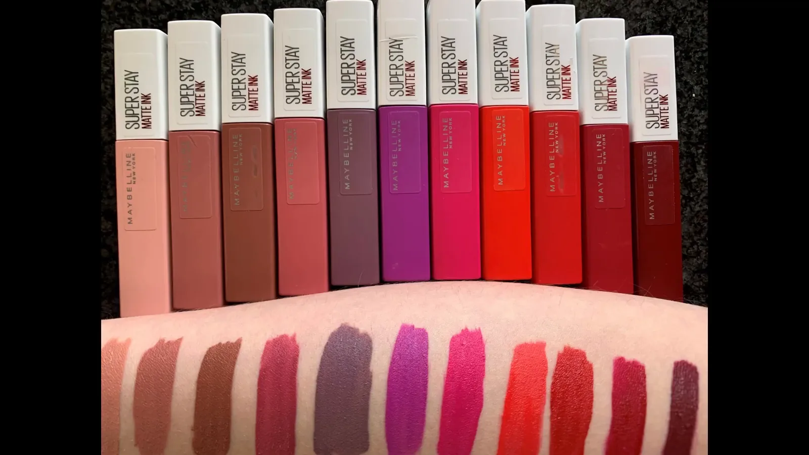 Amostras de cores do batom Maybelline SuperStay Matte Ink no antebraço