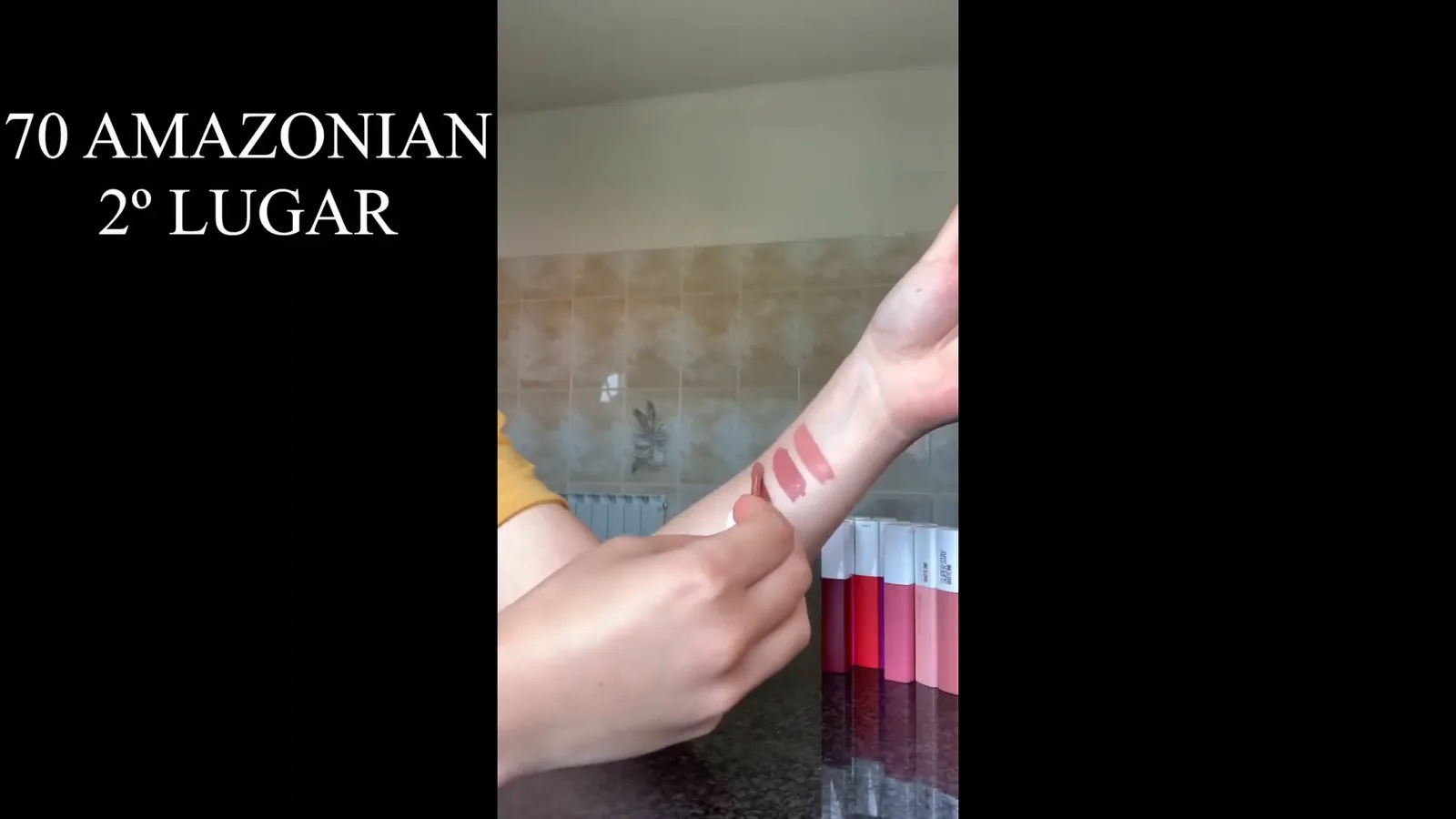 Aplicador em flecha distribuindo o batom Maybelline SuperStay na pele