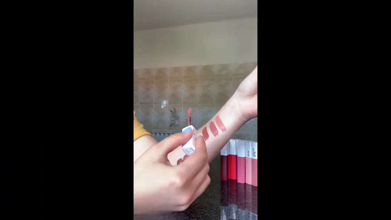 Aplicação do batom líquido Maybelline SuperStay Matte Ink no braço