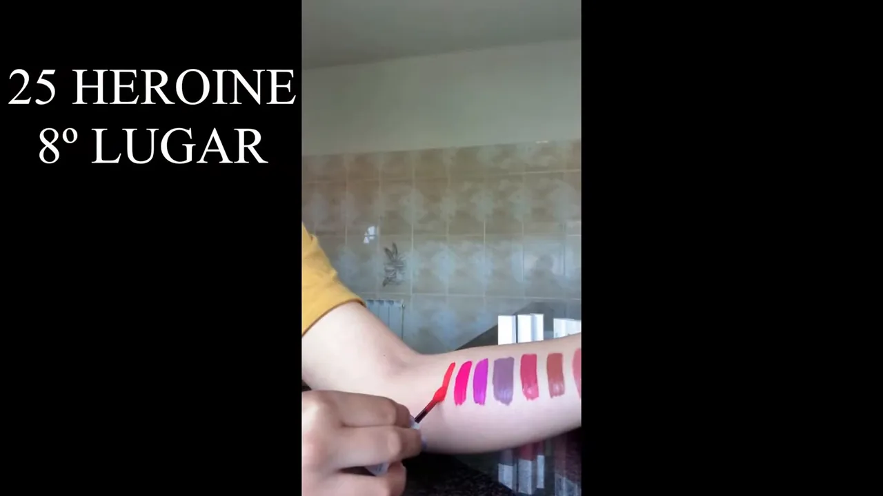 Batom Maybelline SuperStay Matte Ink sendo aplicado com aplicador em flecha
