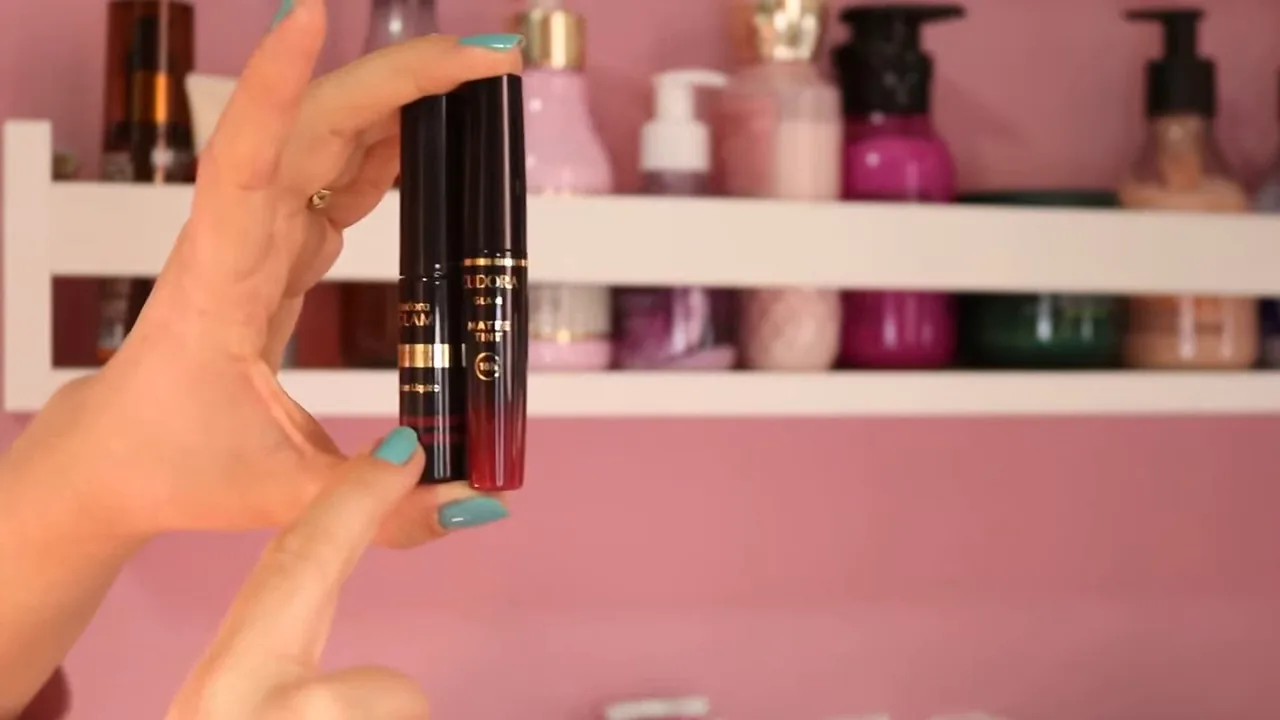 Manuseio e comparação de frascos do Eudora Glam Matte Tint